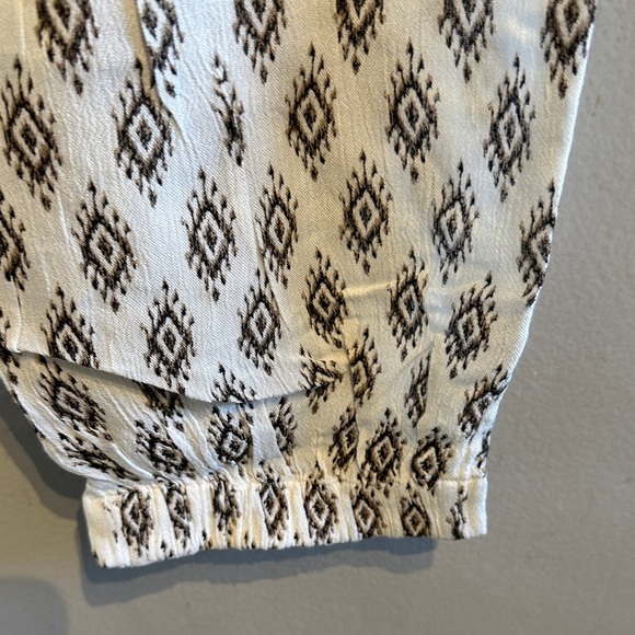 🌸O'Neill White and Green Patterned Capris - Picture 4 of 7